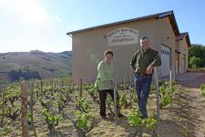 AOC Juliénas Daniel & Marie-Line VOLUET, Vignerons, devant leur exploitation